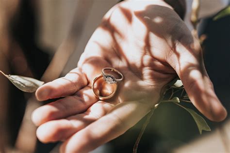 quanto costa stringere un anello